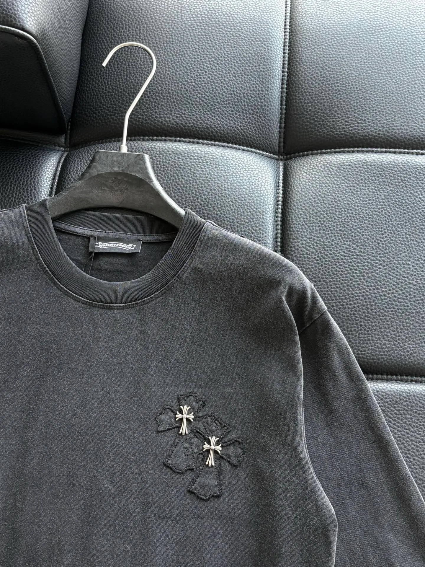 P416 Chrome Hearte CH new cross horseshoe Chrome Heart Sanskrit three-dimensional patchwork show craftsmanship, washed and frayed, pure cotton fabric, custom dyed in the same vat with special thickened 32 double-stranded 1X1 threads. .Light luxury, a must-have item for daily commuting for men and women.  Color: Black White Size: M~3x Style No.: 3579